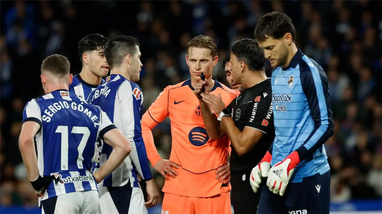 دي يونج يهاجم حكم برشلونة-سوسيداد: استعلاء وإهمال القائد
